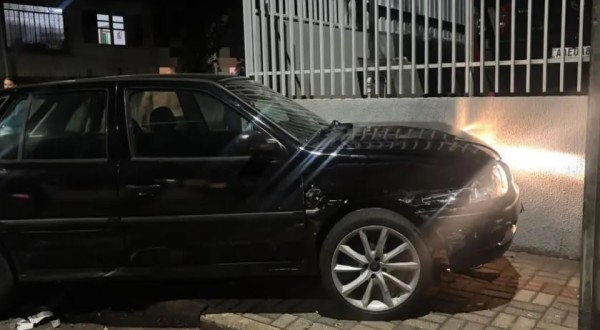 Colisão envolve dois veículos