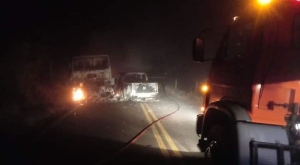 Veículos ficam destruídos após colisão na noite de ontem