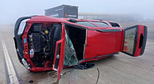 Carro capota após acidente na BR-163