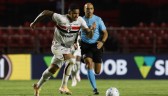 São Paulo vence o Flamengo de virada e ameniza a crise fora de campo
