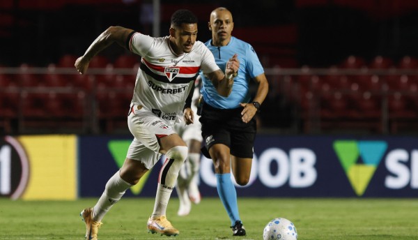 São Paulo vence o Flamengo de virada e ameniza a crise fora de campo