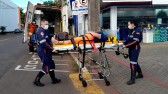 Mulher é atropelada por motocicleta na esquina da Tenente Camargo com a Antonio Faedo