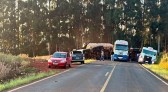 Caminhão tomba na PR 180, em Marmeleiro