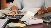 Endividamento das famílias brasileiras atinge recorde histórico e chega a 82%, aponta CNC