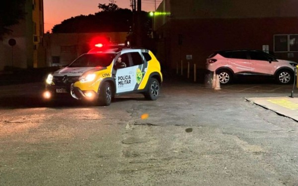 Homem é detido depois de importunar mulheres com vídeos pornográficos e desacatar PMs