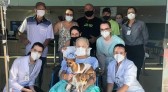 Idosa hospitalizada tem último desejo atendido e revê seus cachorrinhos
