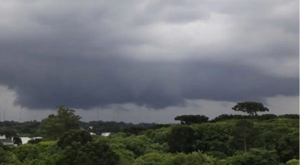 Frente fria traz chuva ao Paraná e risco de temporais no início da semana
