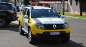 Homem agride a esposa após encontrar ela cobrindo o cunhado no sofá