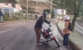 Gelo no asfalto provoca quedas de várias motos