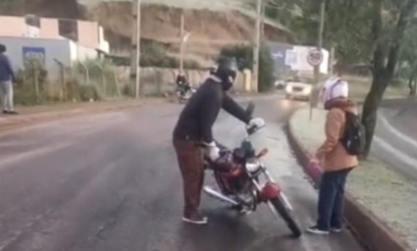 Gelo no asfalto provoca quedas de várias motos