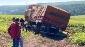 Após 13 dias atolado, caminhão é retirado de lavoura