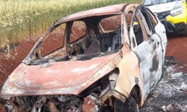 Veículo furtado é encontrado carbonizado em área rural