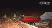 Mulher tem fratura exposta na perna após carro capotar, na PR 566