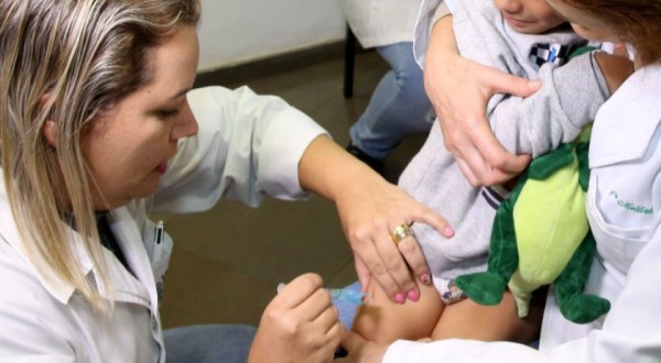 Férias: atualizar a carteira de vacinação protege crianças e jovens em passeios e viagens