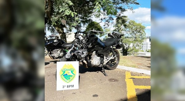 Condutor de moto realiza 'corte de giro', foge de abordagem e acaba sofrendo queda