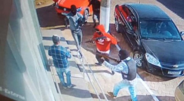 Criminosos fazem cordão humano com clientes e funcionários e assaltam agência bancária