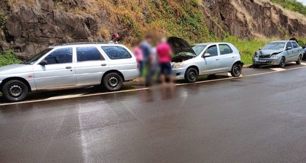 Engavetamento envolve três carros no trevo do alto da Julio Assis Cavalheiro