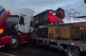 Carreta bloqueia PR-182 e deixa trânsito lento na rodovia
