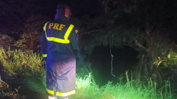 Criança morre e pai desaparece após caminhão sair da pista e cair em represa