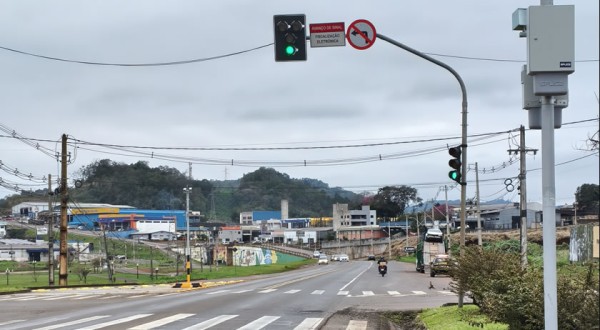 Avanço de sinal vermelho passa a ser fiscalizado eletronicamente na entrada da UPA