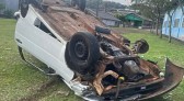 Carro capotado no pátio da associação do bairro Sadia preocupa moradores