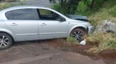 Carro bate em poste e interrompe fornecimento de energia e água em Francisco Beltrão