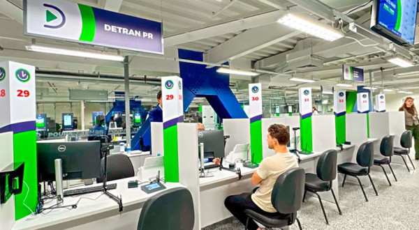 Detran-PR oferece serviços de habilitação, veículos e infrações no Poupatempo Paraná