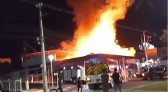 Incêndio destrói prédio comercial e mobiliza bombeiros durante a madrugada