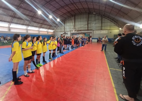 Policiais penais ministram aulas de jiu-jitsu a estudantes durante Jogos Escolares em Pinhão