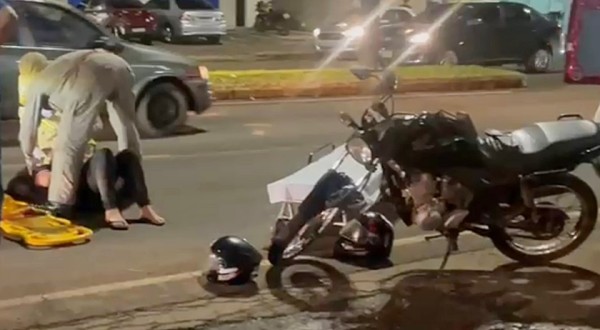Mulher fica ferida em colisão entre carro e moto na Avenita Atílio Fontana