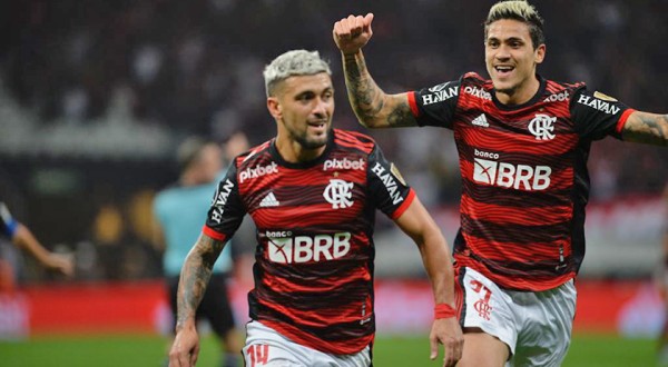 Fora de casa, Flamengo vence Corinthians por 2 a 0 e larga na frente nas quartas da Libertadores