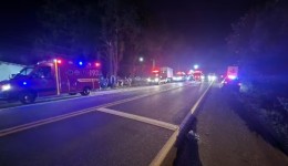 Colisão entre carro e caminhão deixa três mortos