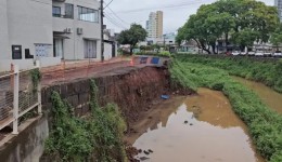Rua segue interditada após erosão e preocupa motoristas