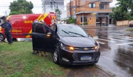 Colisão envolve dois automóveis no Bairro Industrial