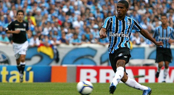 Anúncio oficial de Douglas Costa no Grêmio deve ocorrer entre segunda e terça-feira