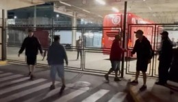 Torcida do Inter protesta no aeroporto após nova derrota no Brasileirão