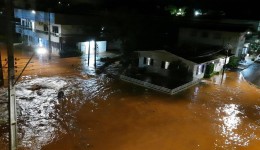 Chuva forte provoca alagamentos no centro da cidade