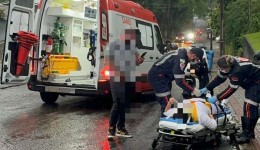 Acidente de moto deixa mulher ferida no centro