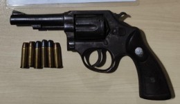 Homem é preso por violência doméstica e posse irregular de arma de fogo