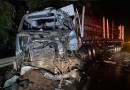 Motorista morre em grave acidente entre caminhões