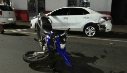 Homem fica gravemente ferido ao colidir motocicleta em automóvel estacionado