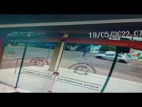 ‘’Apressadinho’’ quase atropela servidor da prefeitura na faixa de pedestres