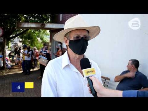 Sem local adequado, pacientes do Ceonc aguardam na calçada, enfrentando sol e chuva
