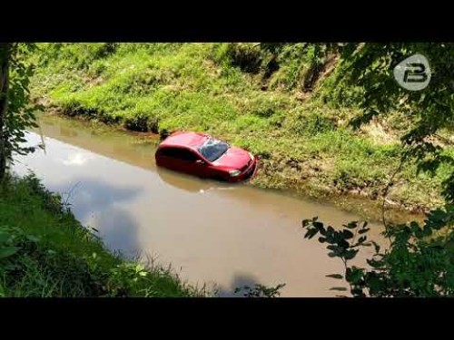 Carro cai dentro do rio Lonqueador, após acidente de trânsito
