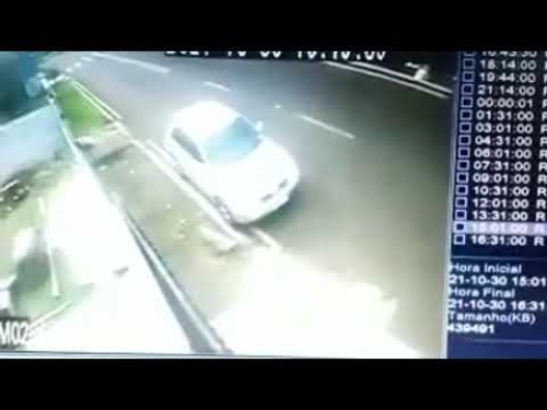 Câmeras de segurança flagraram grave acidente no bairro Aeroporto