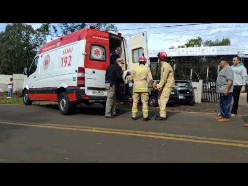 Carro parte ao meio em colisão na PR -566