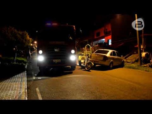 Condutor perde o controle e triciclo bate em dois veículos estacionados