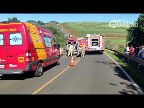 Colisão lateral deixa motorista preso às ferragens