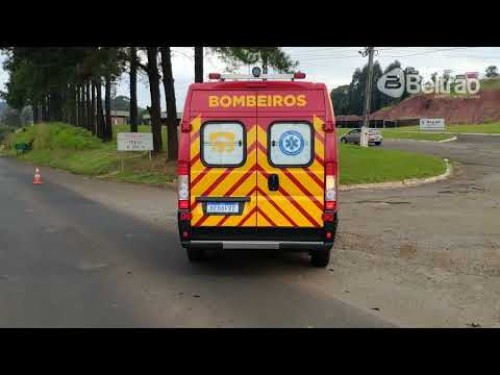 Carro cai de barranco após colidir com moto na PR -483