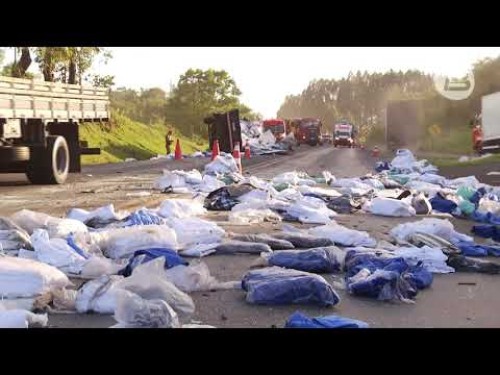 Homem morre e outro fica gravemente ferido em acidente com dois caminhões